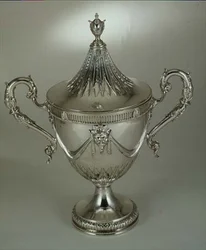 Zweihandbecher und Deckel, modelliert nach einem Entwurf von William Kent, 1774